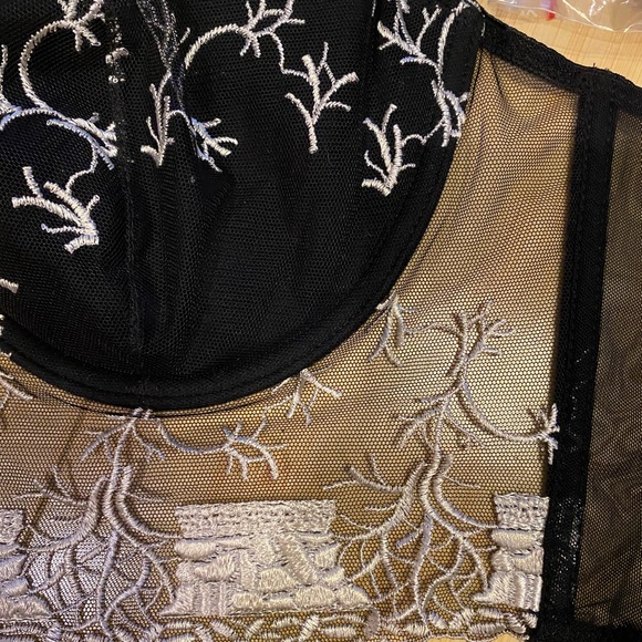 RARE Black lace bra with delicate white design - Picture 4 of 8